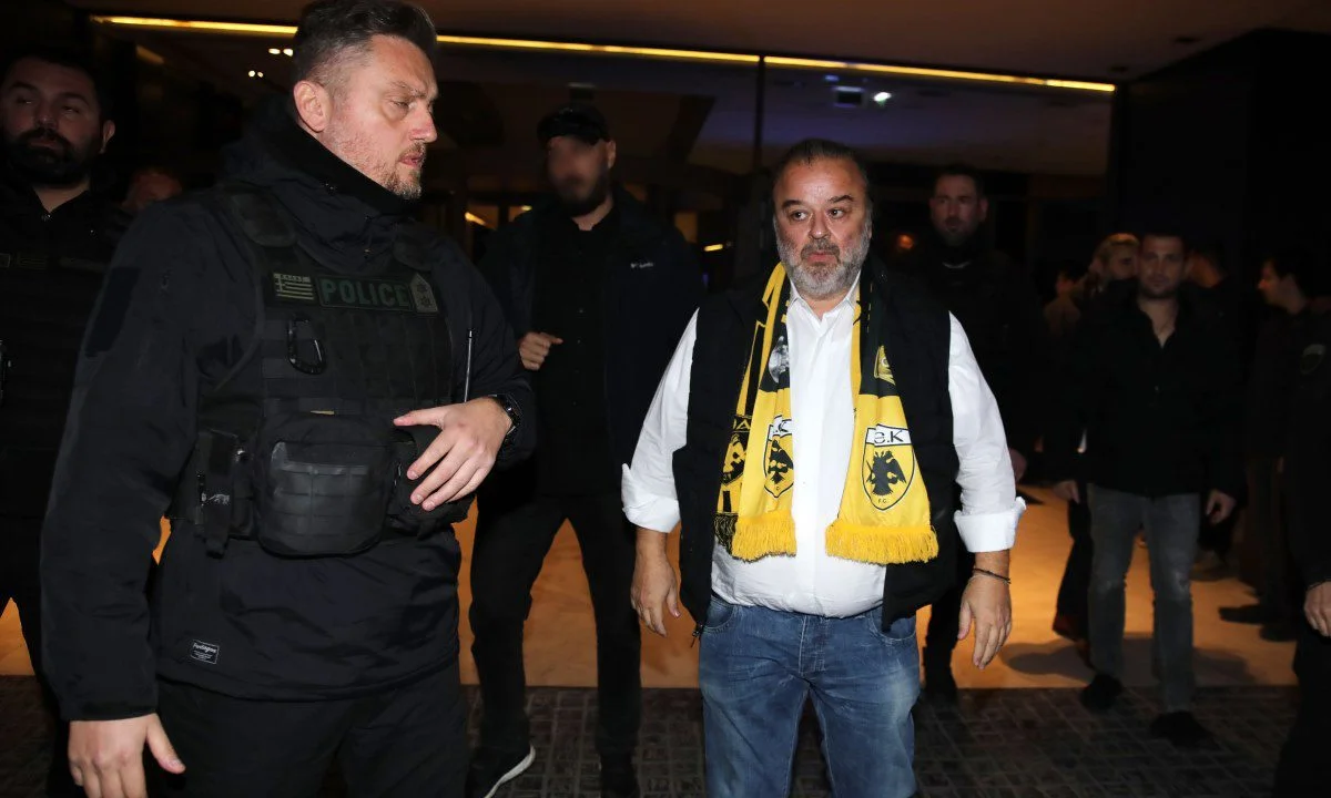 Με ισχυρή αστυνομική δύναμη έφτασε στο ξενοδοχεία της Ένωσης για το ΠΑΟΚ – ΑΕΚ ο Μάριος Ηλιόπουλος. Ποιο είναι το κόστος;