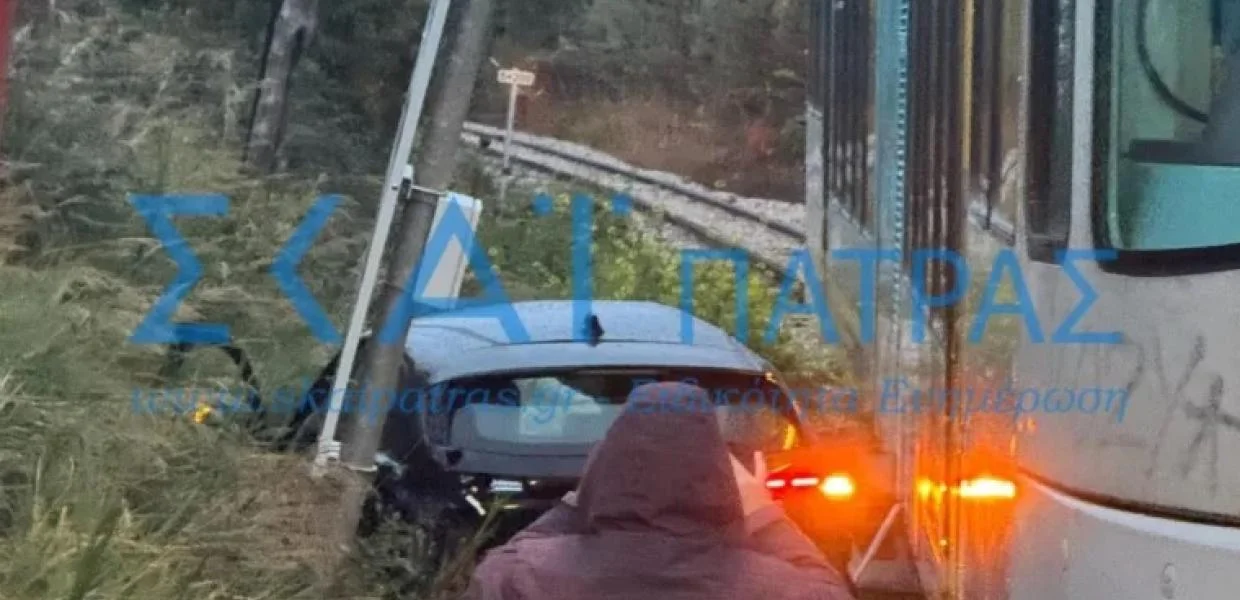 Πάτρα: To τρένο παρέσυρε για 20 μέτρα το ΙΧ - Ελαφρά τραυματισμένος ο οδηγός - H Hellenic Train παραδέχτηκε ότι ήταν ανεβασμένες οι μπάρες.