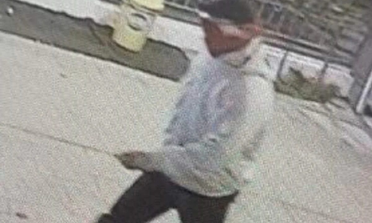 Ληστεία Παλλήνη: Αυτός είναι ο δράστης - Δείτε πως σημαδεύει με το όπλο την γυναίκα στην ταμειακή