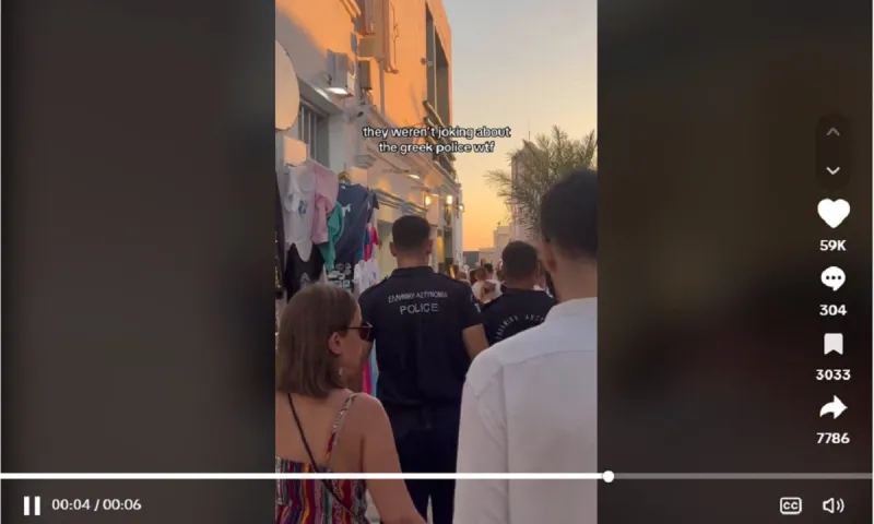 Ξετρελαμένες οι τουρίστριες με τους Έλληνες αστυνομικούς