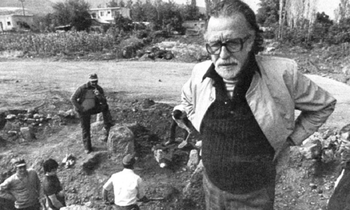 Ξενάγηση στη Βεργίνα από τον σπουδαίο καθηγητής αρχαιολογίας Μανώλη Ανδρόνικο. Ανακάλυψε τον τάφο του Φίλιππου Β΄ της Μακεδονίας.