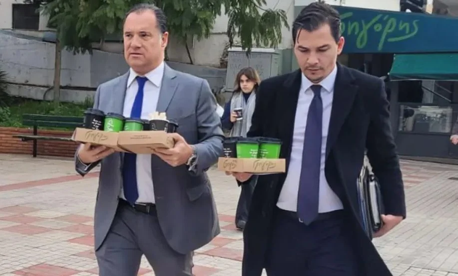 Σε ένα σόου που δεν θα μπορούσε να είναι πιο στημένο, ο Γεωργιάδης έφερε κλειδαρά (!) για να ανοίξει το φαρμακείο του ΕΟΠΥΥ στην Αλεξάνδρας!
