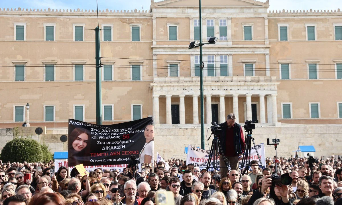 Ο κόσμος θα απονείμει δικαιοσύνη για τους υπευθύνους της τραγωδίας στα Τέμπη και ήδη είναι αρκετός στο Σύνταγμα!