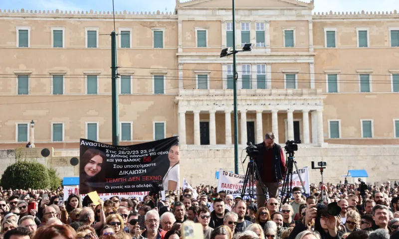 Τέμπη : Πολύς κόσμος στο Σύνταγμα – Εικόνες και βίντεο από όλη την Ελλάδα! - Διαδηλωτές στις Σέρρες στα γραφεία του Καραμανλή!