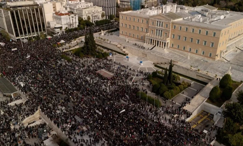 Στην Ελλάδα, αντί να προλαμβάνουμε, θρηνούμε. Αντί να μαθαίνουμε, κρυβόμαστε.