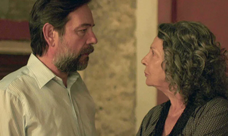 Η παραλία επόμενα επεισόδια: Η Νικολίνα λέει στον Διονύση ότι βρήκε τη Μαίρη να ψαχουλεύει το σπίτι