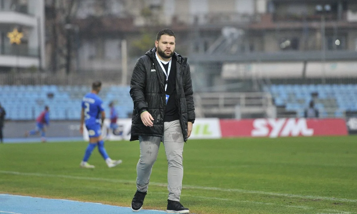 Ο ΠΑΣ Γιάννινα, το μπετόν – αρμέ ρεπορτάζ του Sportime, τα παραμύθια της χαλιμάς και το σανό στον κόσμο της ομάδας των Ιωαννίνων.   