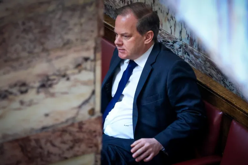 Κώστας Αχ. Καραμανλής: Μόνος και ανήσυχος στη Βουλή, καθόταν στη «γαλαρία» – Ο κλοιός της δικαίωσης σφίγγει
