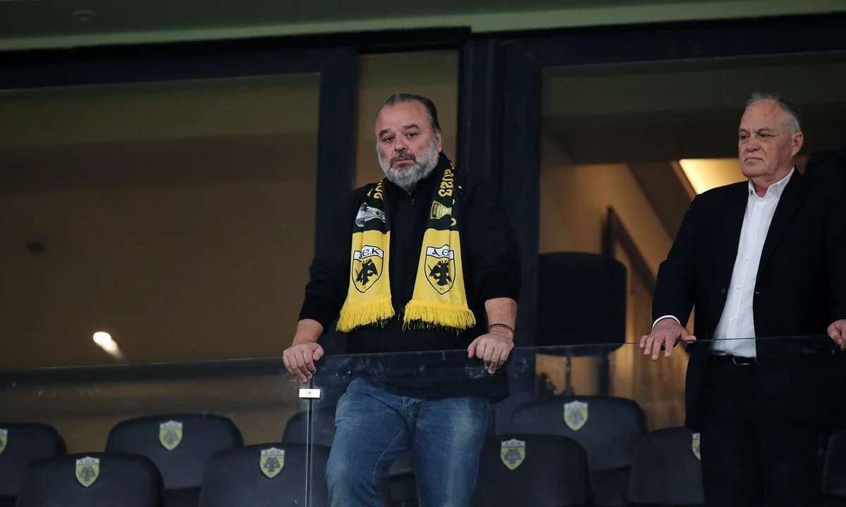 O Hλιόπουλος ευχήθηκε καλή... διαιτησία στον Ευαγγέλου πριν το ΑΕΚ - Πανσερραϊκός, ενώ λίγες μέρες πριν έκανε λόγο για «σφάξιμο» στο πρώτο ματς στις Σέρρες. Η ατάκα Καζία για τις βόλτες στο γήπεδο.