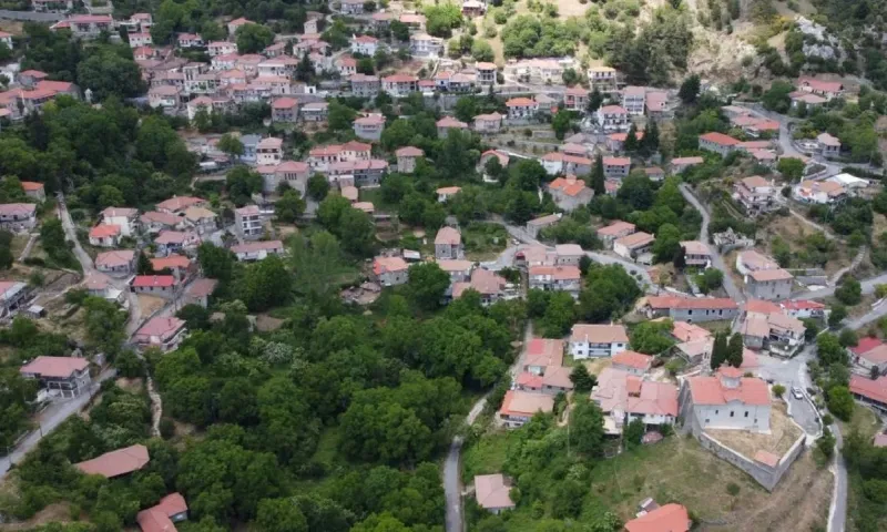 Το άγνωστο χωριό της Αρκαδίας που είναι το ψηλότερο της Πελοποννήσου και μετράει 5 αιώνες ζωής