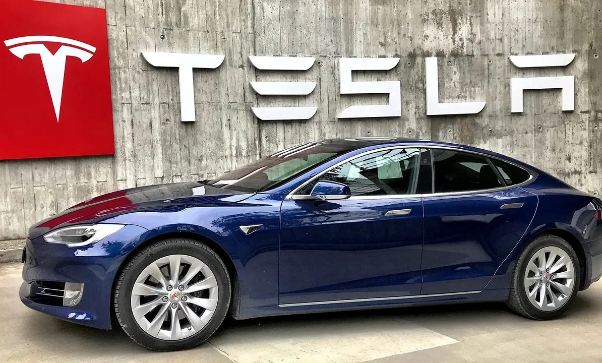 Έχετε δει Tesla να τσουλάει τρέιλερ;