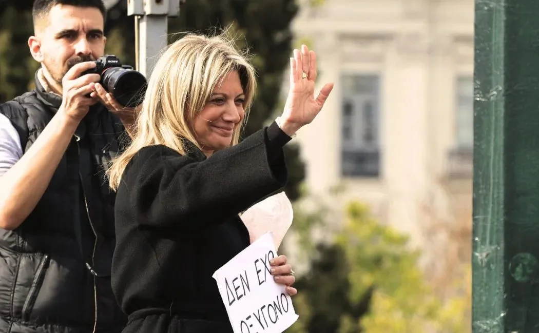 Η κυβέρνηση αρνείται κάθε εμπλοκή στο θέμα, αλλά οι ομογενείς κάνουν λόγο για «αφόρητες» πιέσεις από την Αθήνα να «κοπεί» η Καρυστιανού!