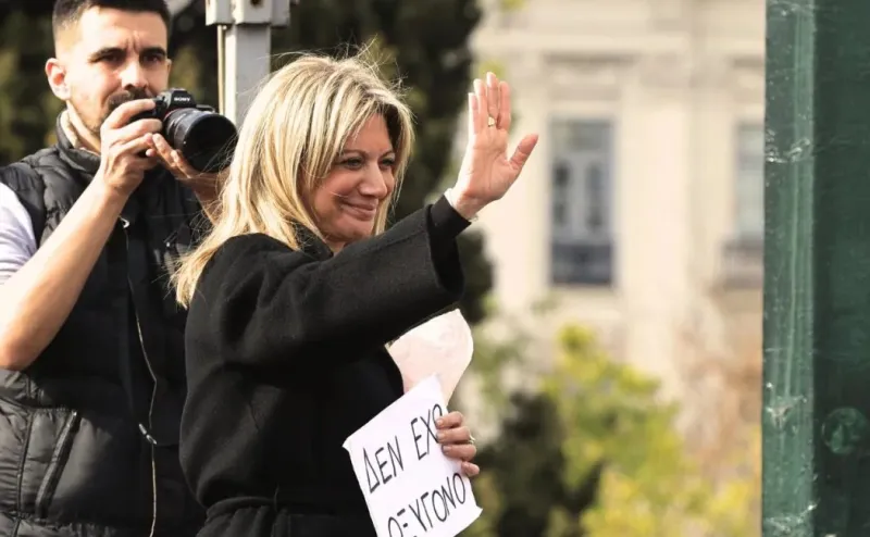 Τέμπη: «Κουκούλωμα» μέχρι και στις ΗΠΑ – «Έκοψαν» την πρόσκληση της Μ.Καρυστιανού στην παρέλαση για το 1821 στη Νέα Υόρκη – Στα κάγκελα ομογενείς!