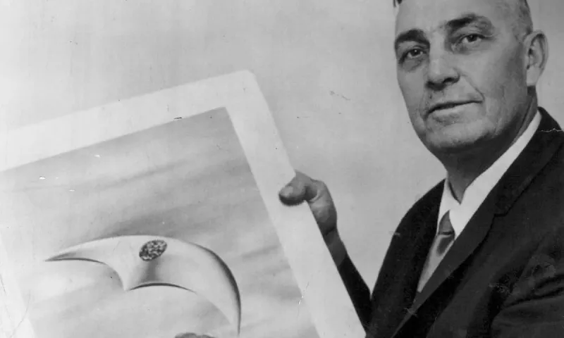 Ο πιλότος που είδε 9 ιπτάμενα αντικείμενα και ξεκίνησε την τρέλα με τους ιπτάμενος δίσκους