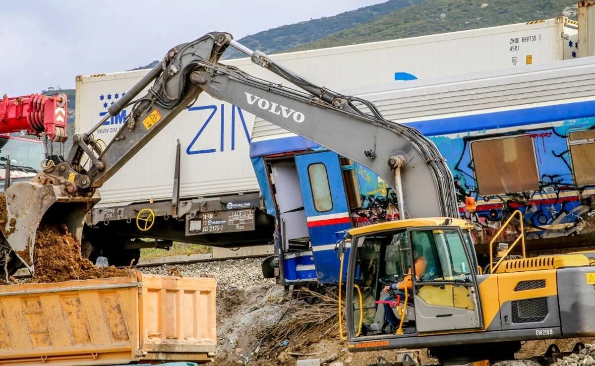 Τέμπη: Το βίντεο που συμπεριλαμβάνεται στη δικογραφία αποκαλύπτει τη μεγάλη βιασύνη να μπαζωθεί ο χώρος, πριν βρεθούν όλα τα πειστήρια.