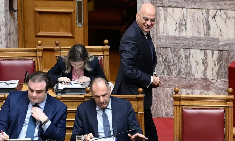 Ο Δένδιας έψαχνε να αγοράσει ένα ρολόι 29.375 ευρώ ενώ ψήφιζε στη Βουλή;
