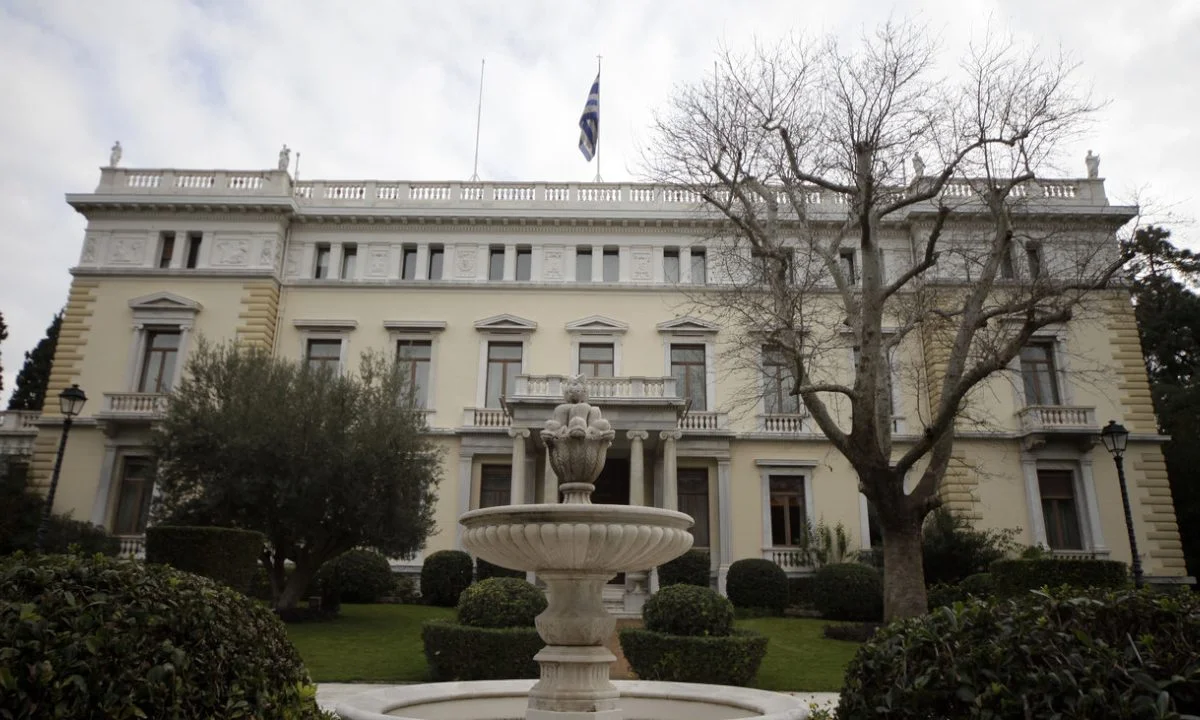 πρόεδρος δημοκρατίας μαριονέτα