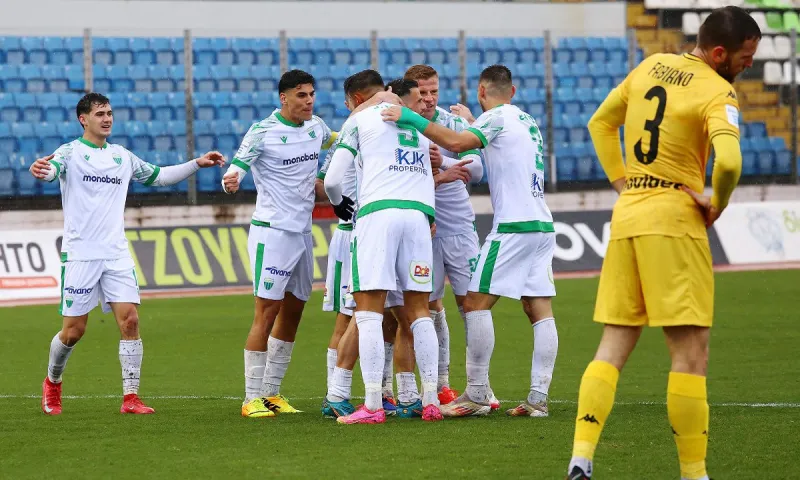 Λεβαδειακός - Άρης 4-1: Η ομάδα του Ουζουνίδη «έλιωσε» στη βροχή και λέει «αντίο» στην 4άδα