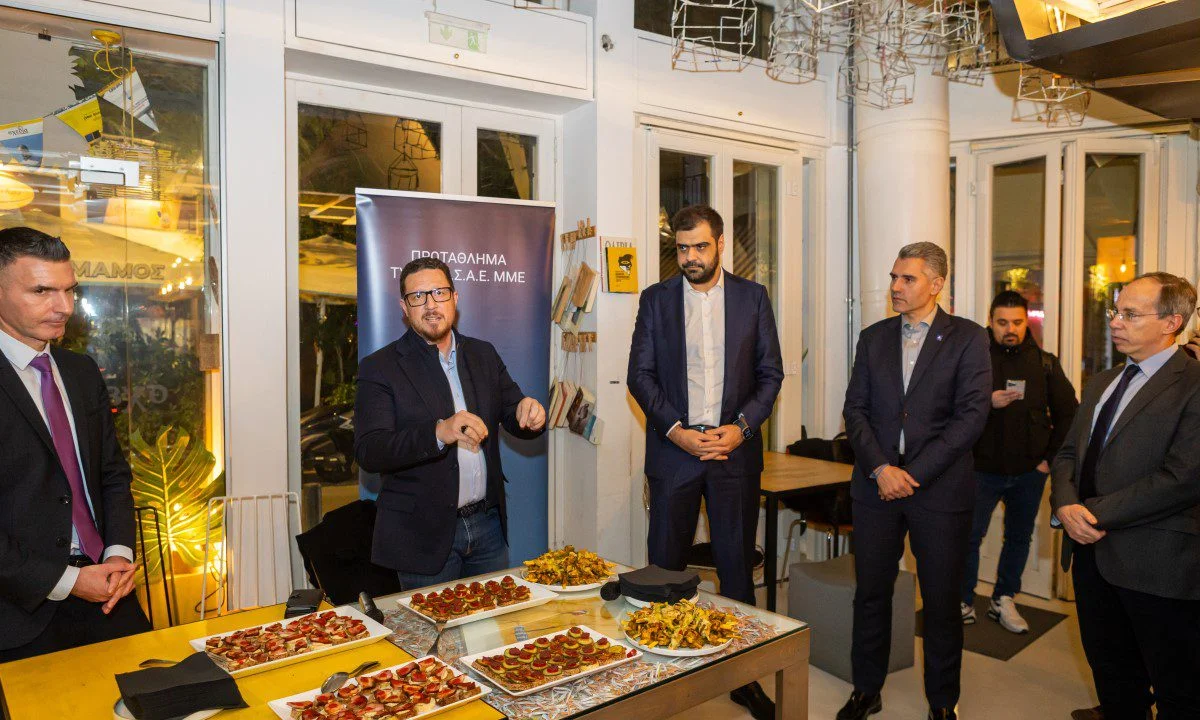 Σε μια ζεστή ατμόσφαιρα στο Καφέ Σχεδία στο κέντρο της Αθήνας πραγματοποιήθηκε η κοπή της Πρωτοχρονιάτικης πίτας του ΠΣΑΕ ΜΜΕ