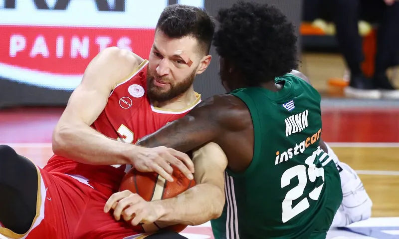 Παναθηναϊκός - Ολυμπιακός: «Χειροπέδες» στον Ναν και στο +4 στο ημίχρονο οι Πειραιώτες (vid)
