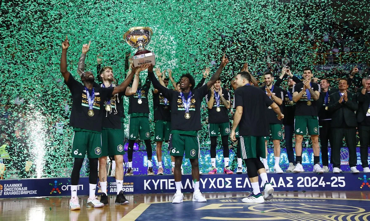 Κυπελλούχος στο μπάσκετ ο Παναθηναϊκός: Η απονομή στους τροπαιούχους, με τον Νίκο Γκάλη να δίνει το τρόπαιο στον Κώστα Σλούκα.