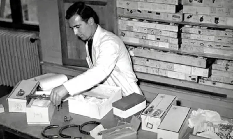 Παρατηρούσε πώς ντυνόντουσαν οι πλούσιοι και έπαιρνε ιδέες, σήμερα 72 χρόνια μετά το θάνατό του οι πλούσιοι ντύνονται με τα ρούχα του