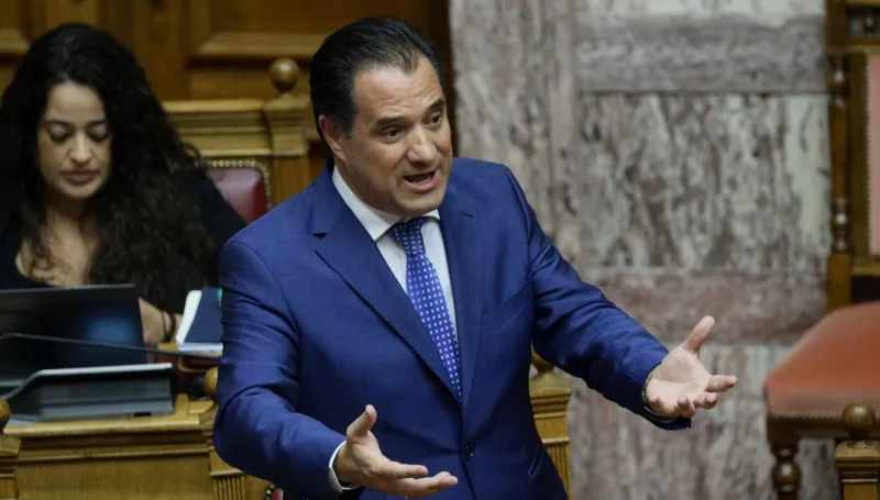 Ακροβατικές κωλοτούμπες ο Άδωνις όσο βουλιάζει η κυβέρνηση: «Ο Τραμπ ίσως είναι η τελευταία ευκαιρία της Ευρώπης»