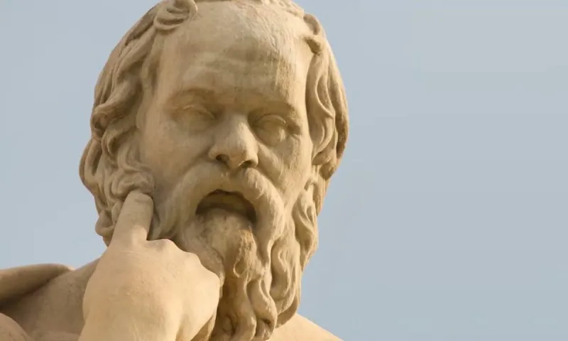 Τι σχέση έχει η μαιευτική του Σωκράτη με τη μαιευτική που γεννάμε;