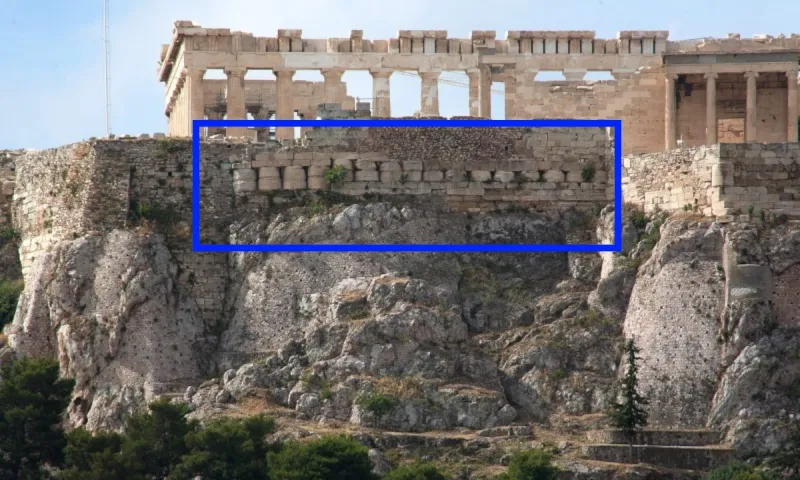 Τι είναι αυτές οι κολώνες στο τείχος της Ακρόπολης;