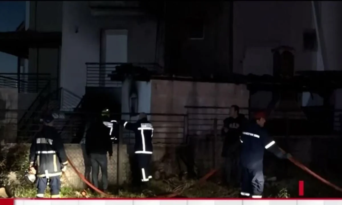 Φωτιά ξέσπασε σε μονοκατοικία στη Βουλιαγμένη, λίγο μετά τα μεσάνυχτα της Κυριακής. Υπάρχουν αναφορές για νεκρό άτομο στον 1ο όροφο.