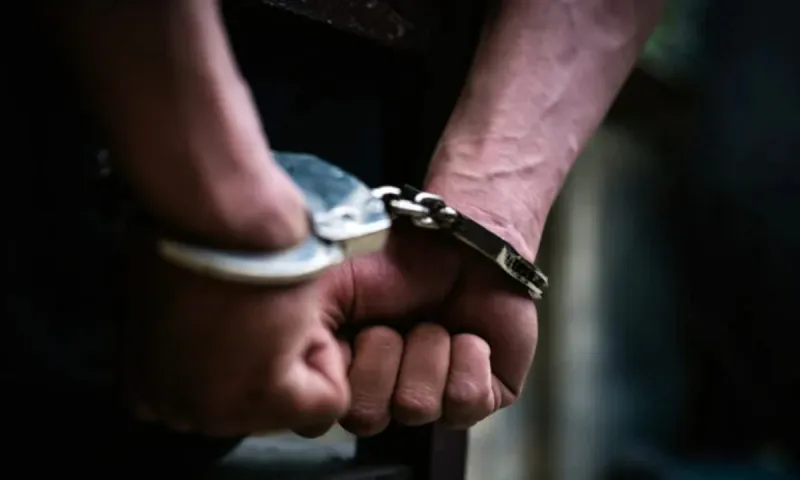 Αρχιφύλακας εκτός υπηρεσίας έβγαλε λαβράκι!