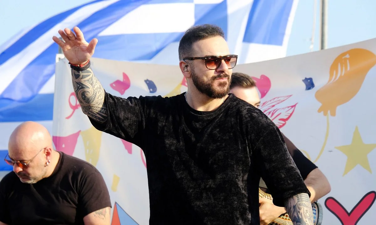 Έχετε ακούσει τον Τριαντάφυλλο να τραγουδάει Καζαντζίδη;