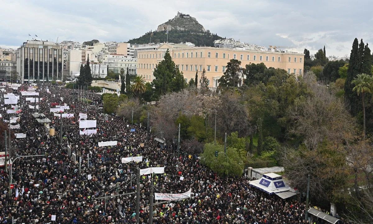 ΤΕΜΠΗ - ΜΕΤΡΟ: Απίθανα πράγματα - Έβγαλαν ανακοίνωση ότι χάλασε το τρένο και δεν μπορεί να κατέβει ο κόσμος στο Σύνταγμα