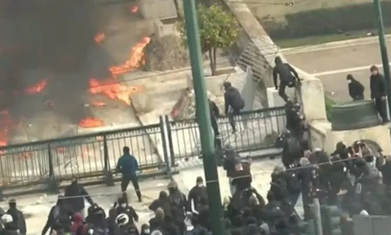 Τέμπη, δύο χρόνια μετά: Στις φλόγες αστυνομικοί έξω από τη Βουλή – Χάος στο Σύνταγμα