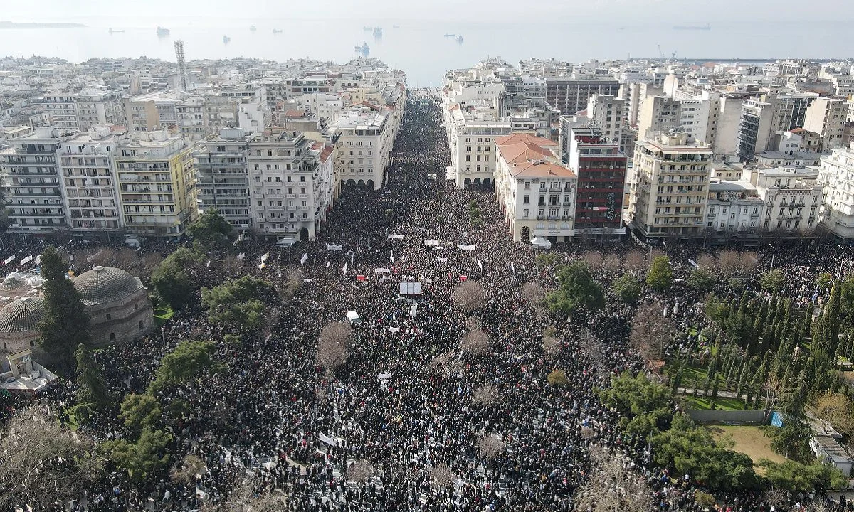 Επεισόδια σημειώθηκαν κοντά στο Σιδηροδρομικό Σταθμό Θεσσαλονίκης κατά το συλλαλητήριο για τη συμπλήρωση δύο ετών από τα Τέμπη.