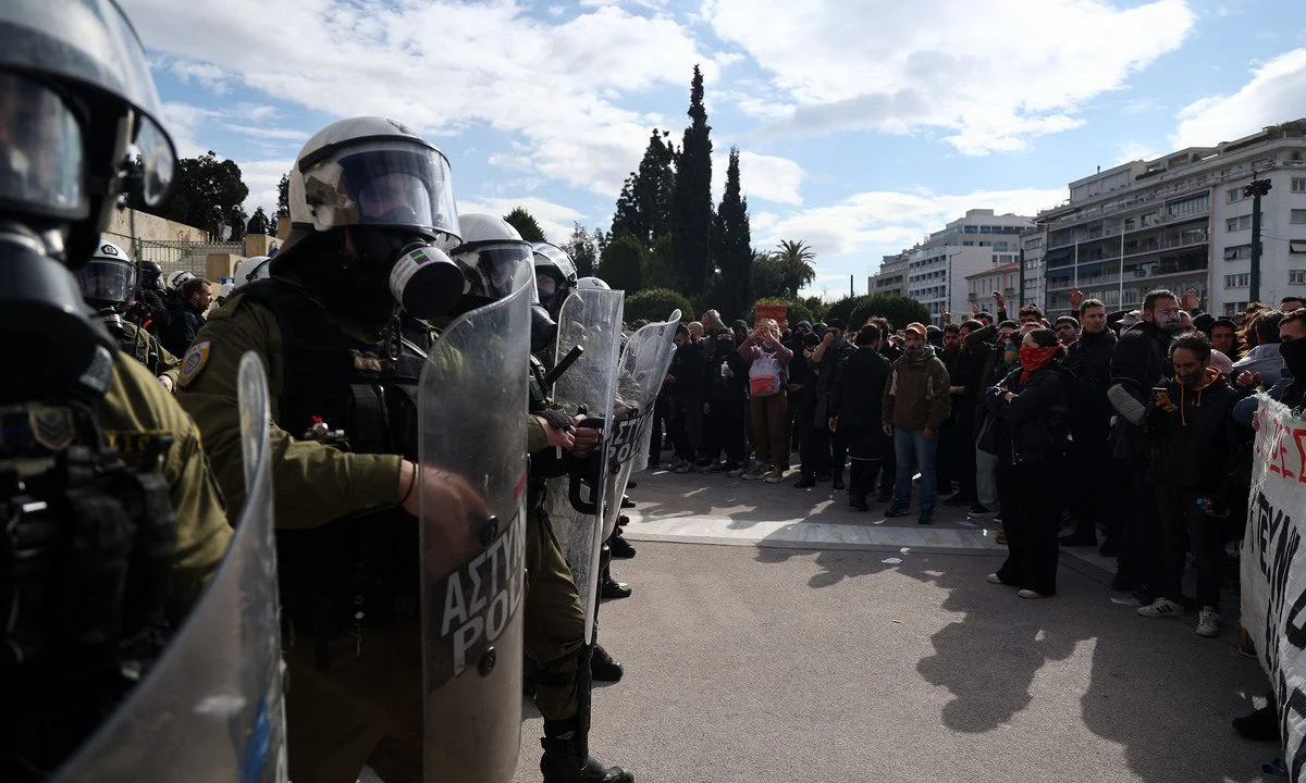 Δεν το άντεξαν και έπρεπε να την διαλύσουν! Εκατομμύρια Έλληνες βγήκαν στους δρόμους για τα Τέμπη. Και οι χρήσιμοι ηλίθιοι της εξουσίας πήραν εντολή να πλήξουν μια εικόνα που δεν αμαυρώνεται με τίποτα