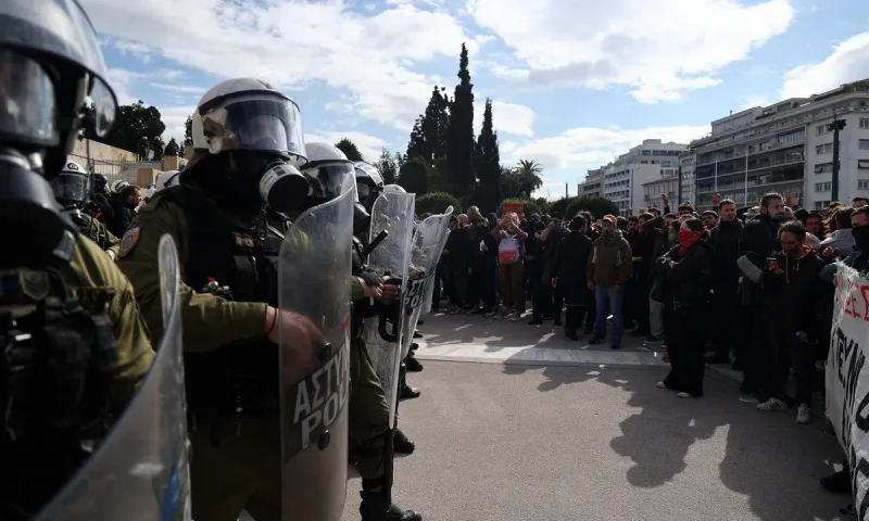Τέμπη - Σύνταγμα: Η Δημοκρατία σηκώνει τα χέρια ψηλά! Η πιο εμετική προβοκάτσια!