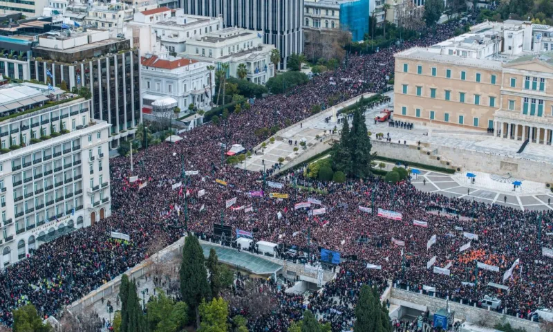 Τέμπη – Σύνταγμα: Αν είναι δυνατόν, 200.000 κόσμου είδε η «μονταζιέρα» της ΕΛ.ΑΣ! – Τόσοι ήταν μόνο και μόνο δίπλα στη Βουλή!