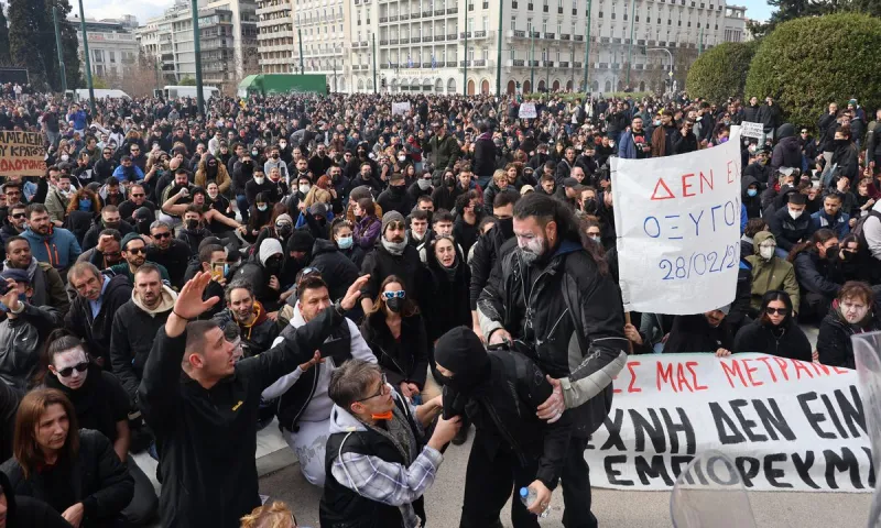 Τέμπη - Σύνταγμα: Δεν είχαν οξυγόνο, δεν έχετε ούτε τσίπα, ούτε φιλότιμο!