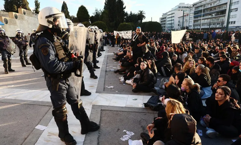 Τέμπη - Σύνταγμα: Ένταση και χημικά πάλι