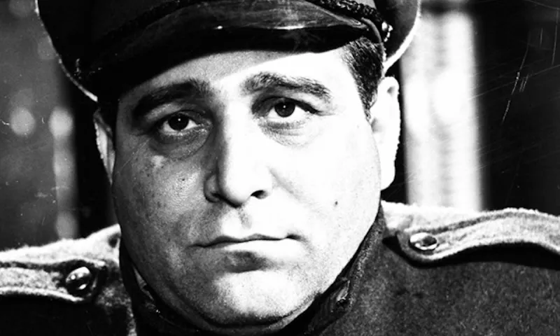 Γράφτηκε στη σχολή για το φαγητό, η οικογένειά του ήταν πολύ φτωχή. Με τον καιρό εξελίχθηκε στον πιο γνωστό κακό της Ελλάδας
