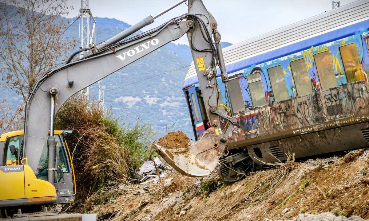 Βίντεο ντοκουμέντο από το μπάζωμα στα Τέμπη - Έβρισκαν ακόμη πράγματα των θυμάτων