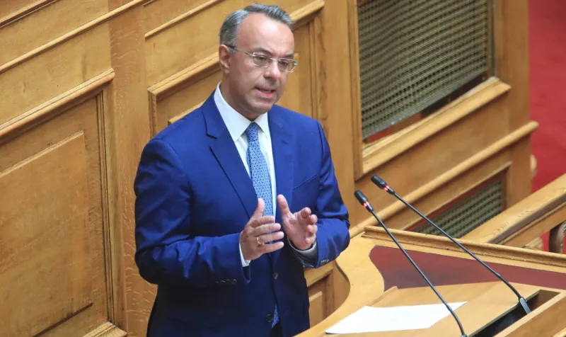 Προκλητικός Σταϊκούρας για τον τριτοκοσμικό σιδηρόδρομο: «Ναι, εγώ μετακινούμαι με τρένα»