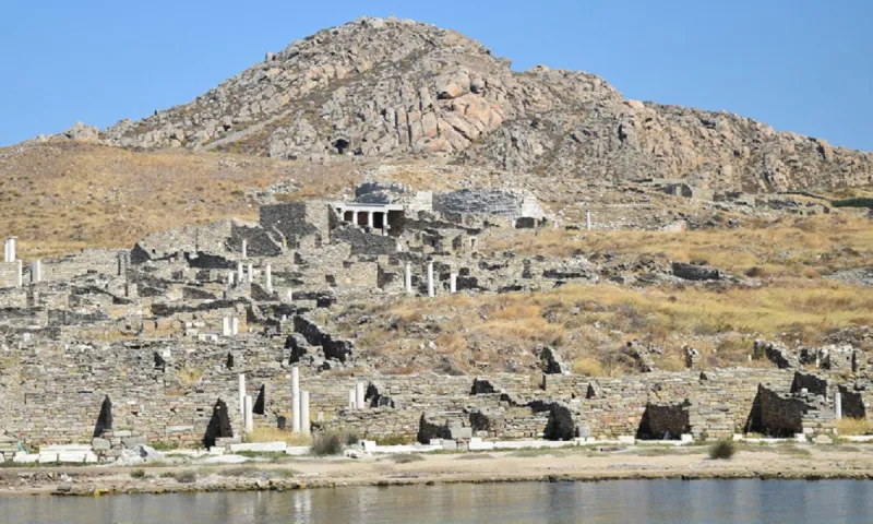 Πόσος κόσμος κατοικούσε στην αρχαία Ελλάδα στη Δήλο και πώς χωρούσαν όλοι αυτοί;