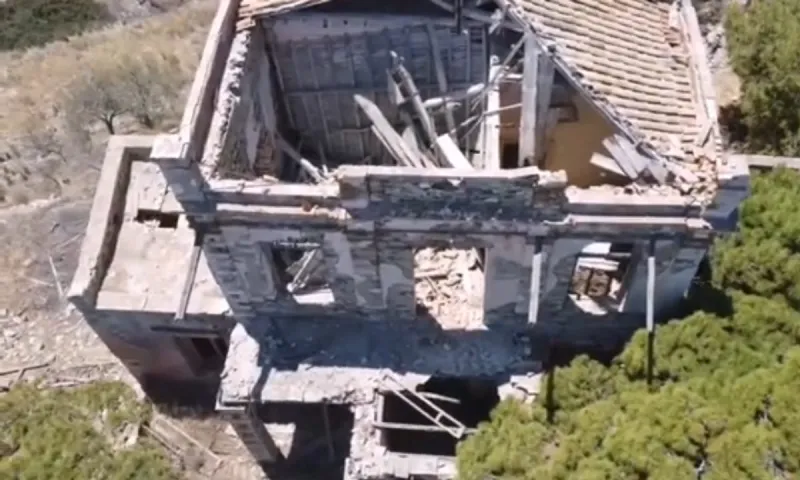 Το κόκκινο σπίτι στη Σύρο που θεωρείται στοιχειωμένο. Τα βράδια ακούγονταν οι λυγμοί, πίστευαν οι κάτοικοι