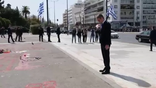Μητσοτάκης μπροστά στα ονόματα των 57 νεκρών: Μάλλον μπέρδεψε το «υποκλίνομαι» με το «υποκρίνομαι»