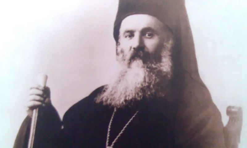 Έμεινε μέχρι το τελευταίο δευτερόλεπτο με τους πιστούς που έμειναν πίσω. Ο Χρυσόστομος Σμύρνης αρνήθηκε να σωθεί και βρήκε μαρτυρικό θάνατο