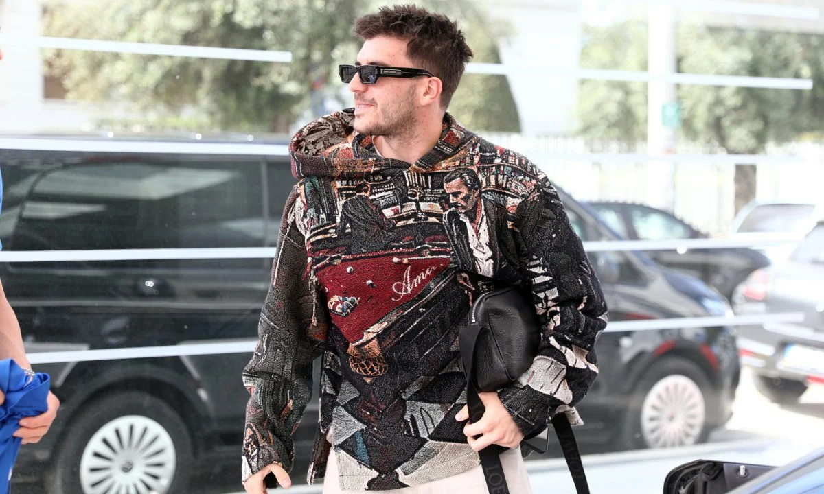 Σχολιάστηκε το Hoodie με το οποίο εμφανίστηκε ο Φώτης Ιωαννίδης στο ξενοδοχείο της Εθνικής Ελλάδας. Πανάκριβο…