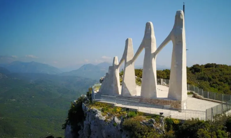 Έχετε γεια, βρυσούλες, λόγγοι, βουνά, ραχούλες, το ανατριχιαστικό τραγούδι για τη θυσία των γυναικών στο Ζάλογγο