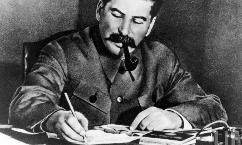 Η πίπα του Στάλιν είχε γίνει ο φόβος και ο τρόμος, όλοι την κοιτούσαν με αγωνία